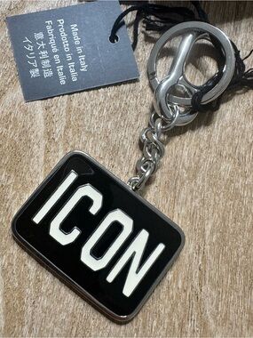 DSQUARED2 Silver Tone Metal Logo Keychain🖤